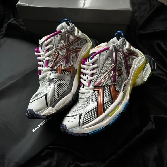 Balenciaga runner size 8 comes with box; never worn message before buying!! - Picture 4 of 4